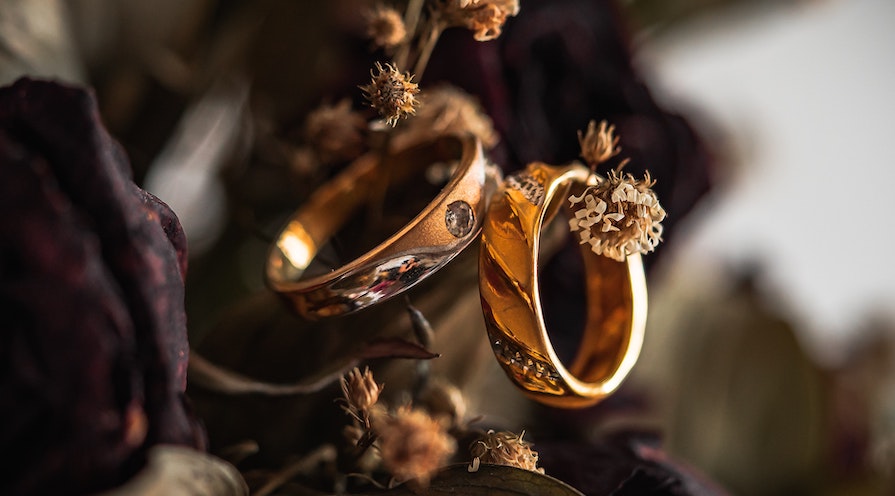 guldringar på grenar