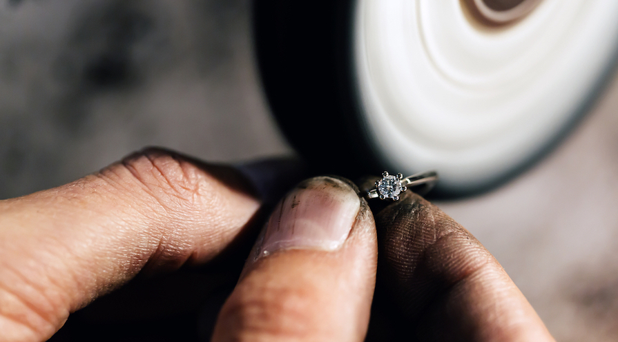 Guldsmed som omarbetat en ring