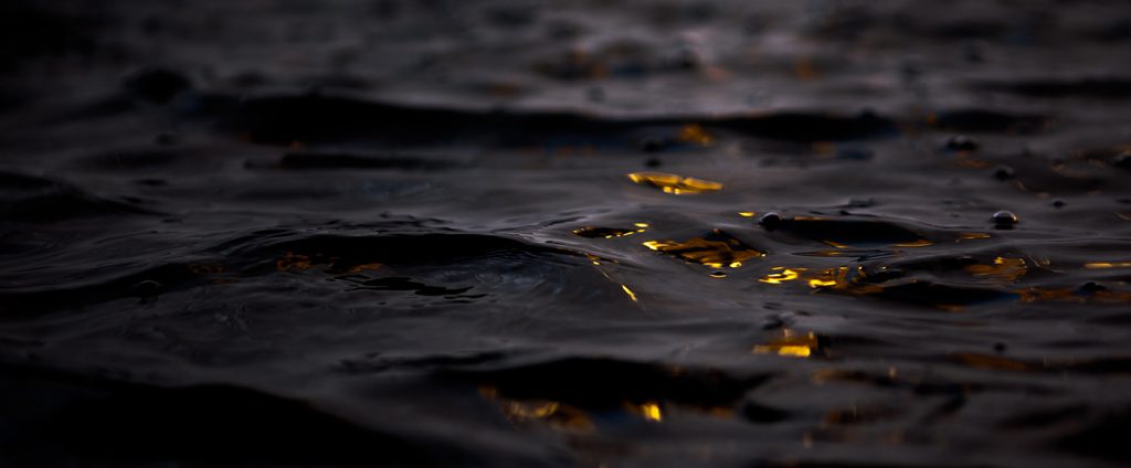 mörkt vatten med guld