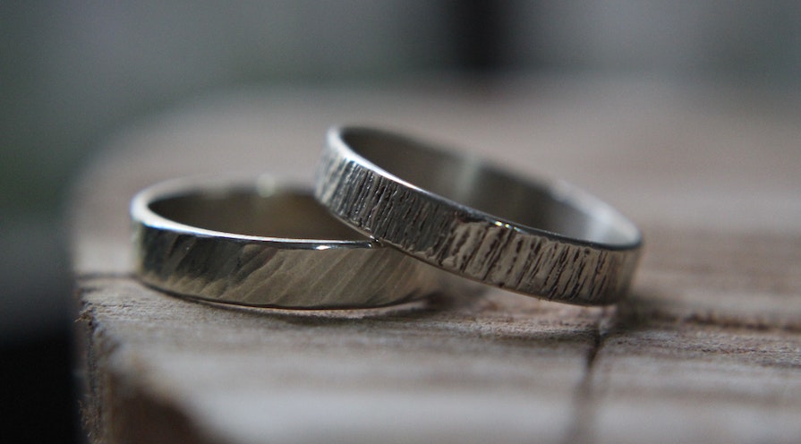 unika ringar skapade av en guldsmed